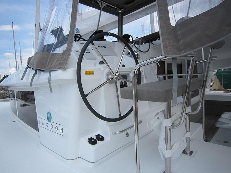 Book yachts online - catamaran - Lagoon 400 S2 - Emerald Seas - rent