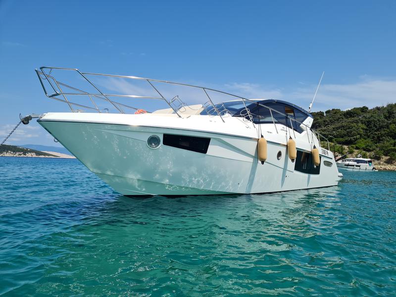 Book yachts online - motorboat - Cranchi M44 HT - Hakuna Matata - rent