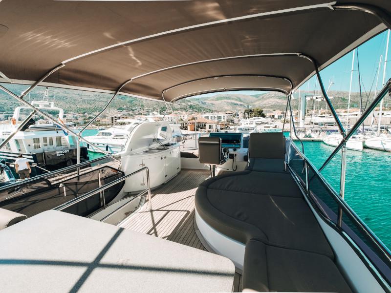 Book yachts online - motorboat - Elegance 60 Fly - Lifestyle 1 - rent