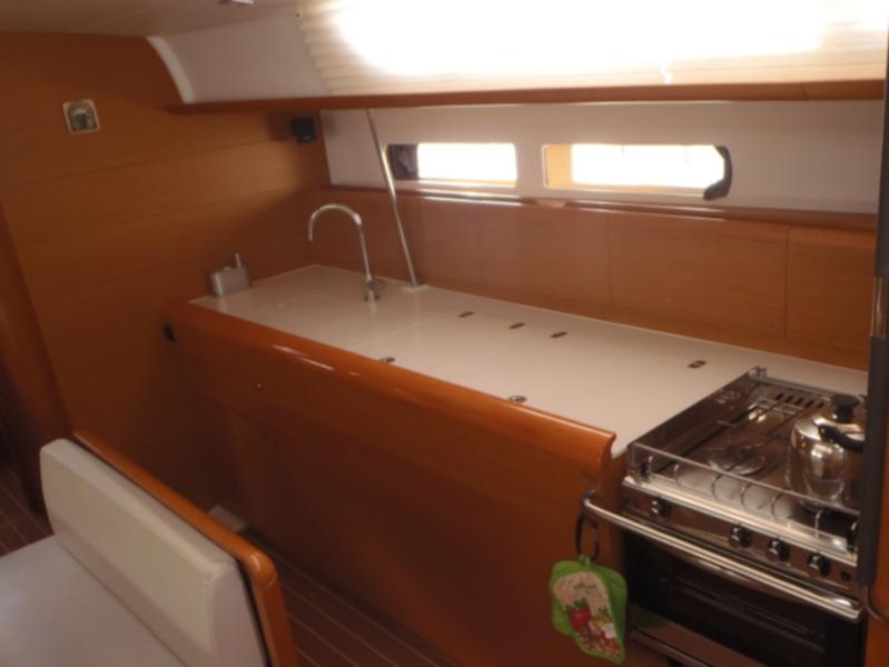 Book yachts online - sailboat - Sun Odyssey 479 - Guinness  - 4 electric WC - new sails 2022 - rent
