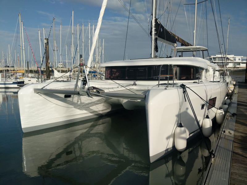 Book yachts online - catamaran - Lagoon 42 (AC, Gen, Watermaker) - Kit Cat - rent