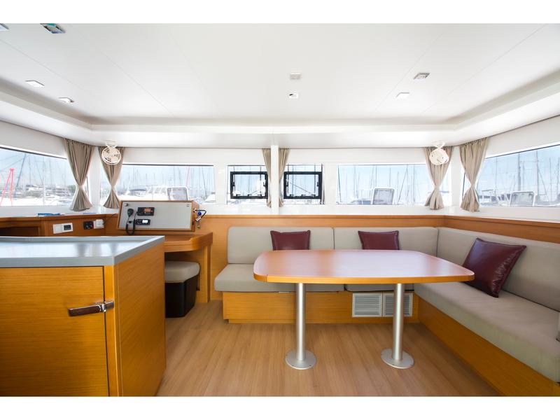 Book yachts online - catamaran - Lagoon 450  Flybridge - HYDRAVIII - rent