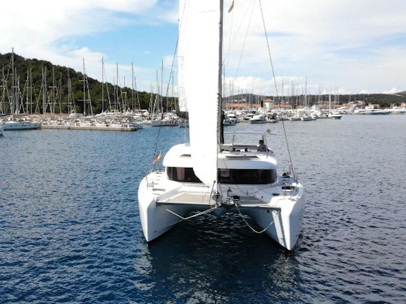 Book yachts online - catamaran - Lagoon 42 - 3 cab - Titus - rent