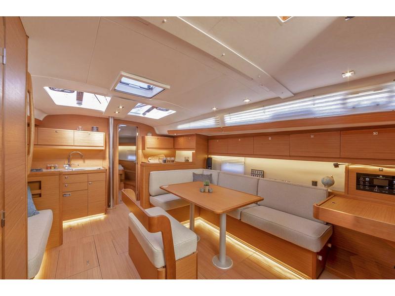 Book yachts online - sailboat - Dufour 430 - WHISKY - rent