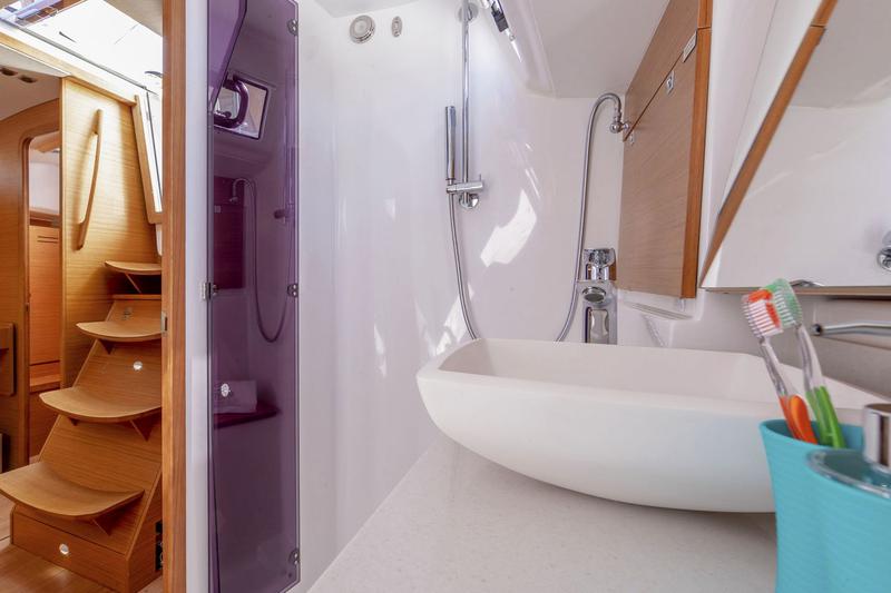 Book yachts online - sailboat - Dufour 430 - WHISKY - rent