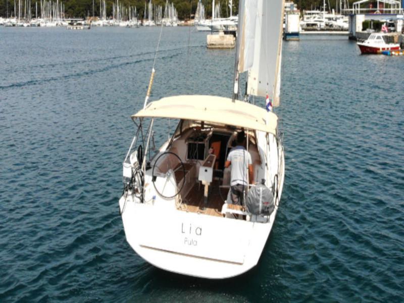 Book yachts online - sailboat - Dufour 382 Grand Large - 2 cab - Lia - rent