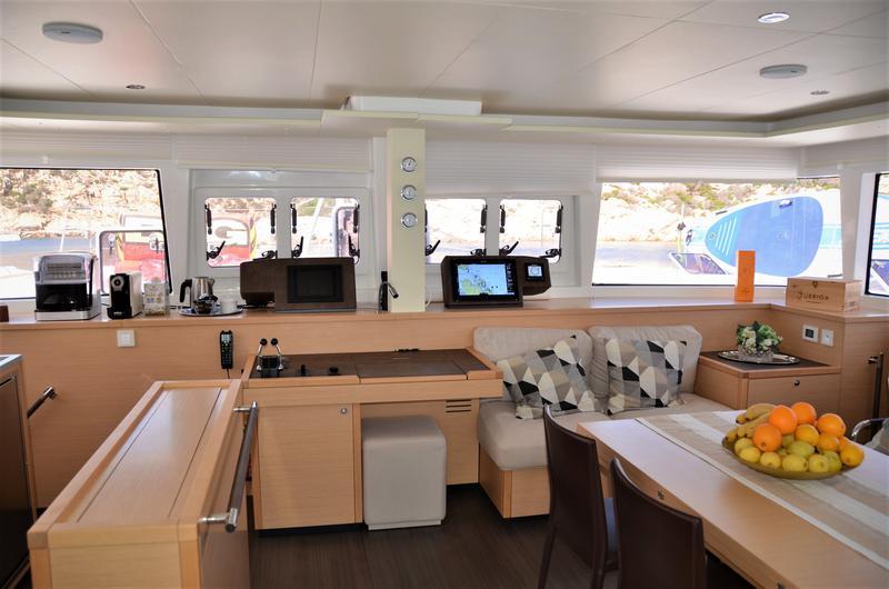 Book yachts online - catamaran - Lagoon 560 S2 - Taipan - rent