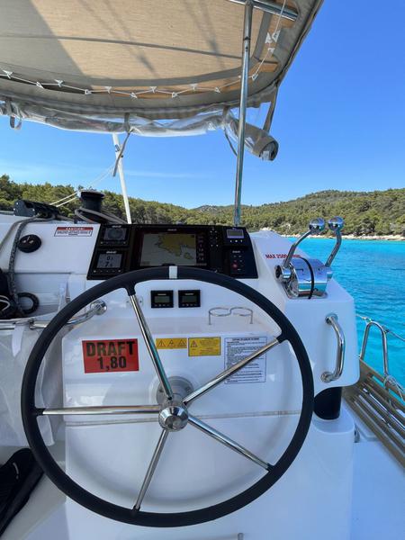 Book yachts online - catamaran - Lagoon 40 - Solentia - rent