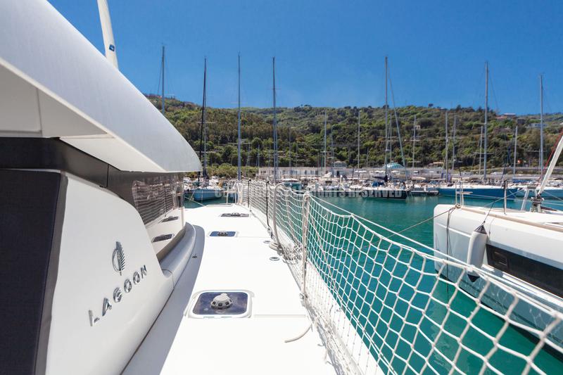 Book yachts online - catamaran - Lagoon 42 - SHARANDA - rent