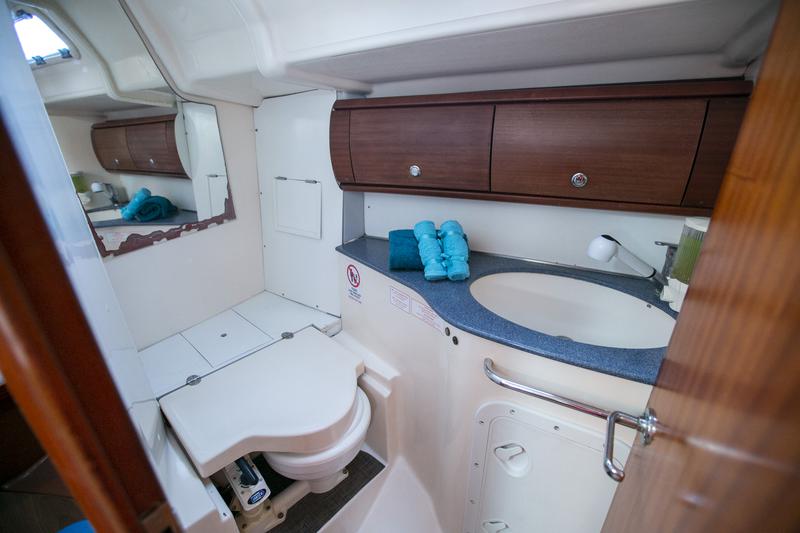 Book yachts online - sailboat - Bavaria 44 - Calypso - rent