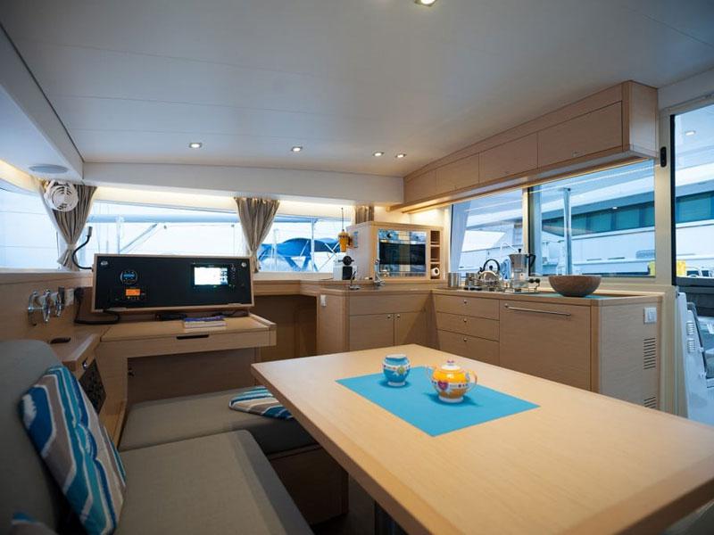 Book yachts online - catamaran - Lagoon 400 S2 - Lady Dom - rent