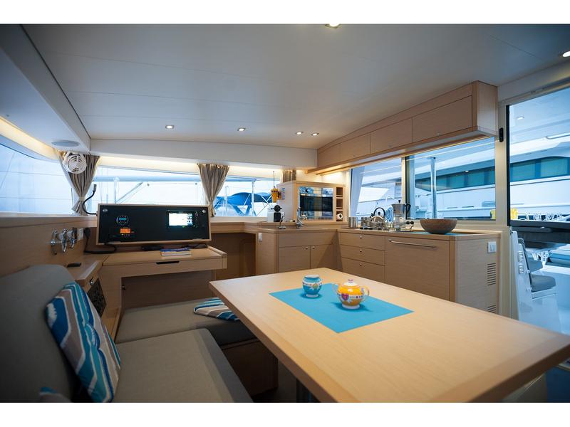 Book yachts online - catamaran - Lagoon 400 S2 - Lady Dom - rent