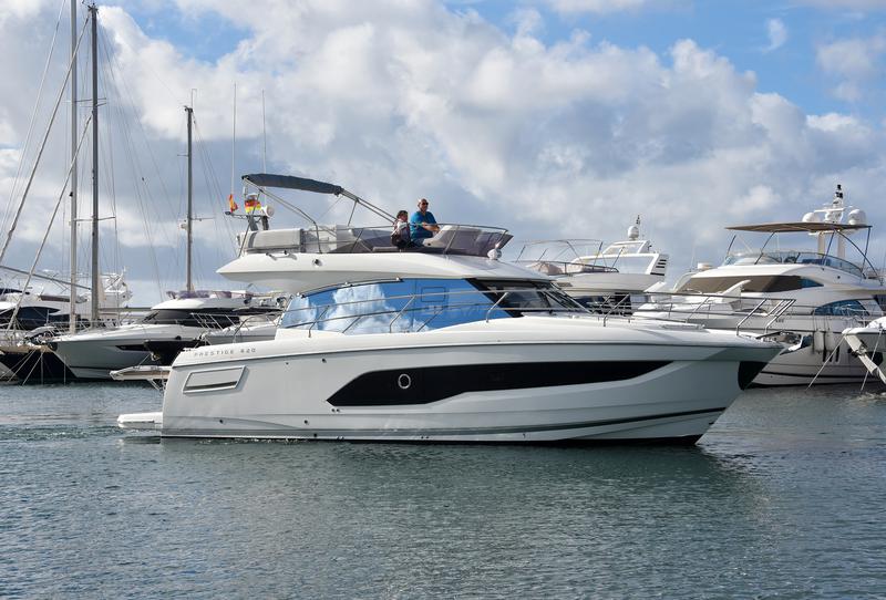 Book yachts online - motorboat - Prestige 420 New - My Love II - rent