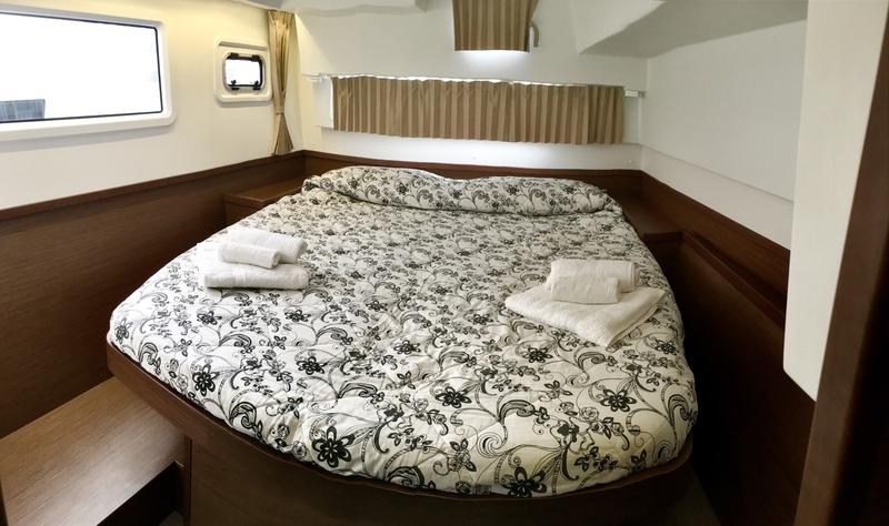 Book yachts online - catamaran - Lagoon 42 - Alchemy - rent