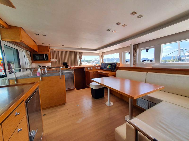 Book yachts online - catamaran - Lagoon 450  Fly - For Sail - rent