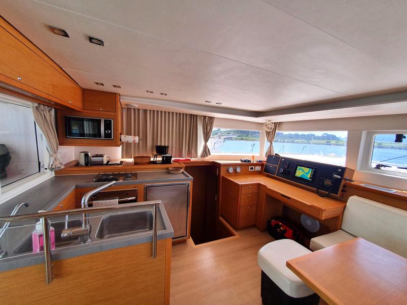 Book yachts online - catamaran - Lagoon 450  Fly - For Sail - rent