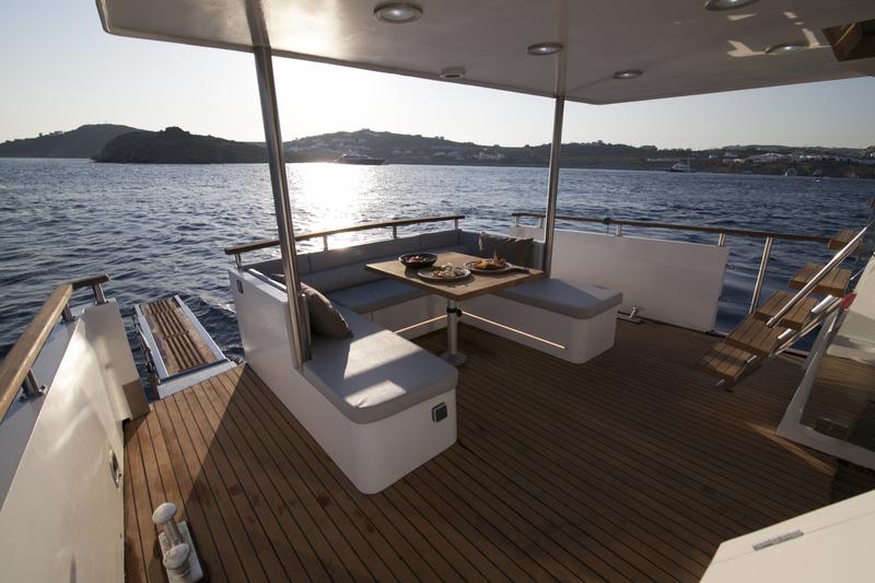 Book yachts online - motorboat - Maiora Renaissance 66/70ft - Dini - rent