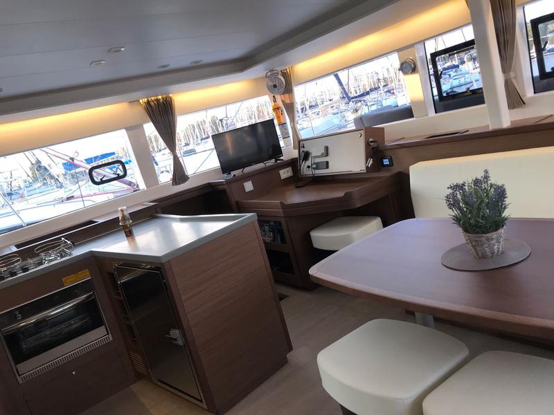 Book yachts online - catamaran - Lagoon 450 Fly - ISMA - rent