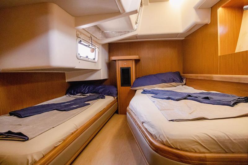 Book yachts online - sailboat - Moody 54 - Adventuro - rent