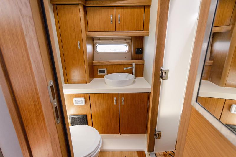 Book yachts online - sailboat - Moody 54 - Adventuro - rent