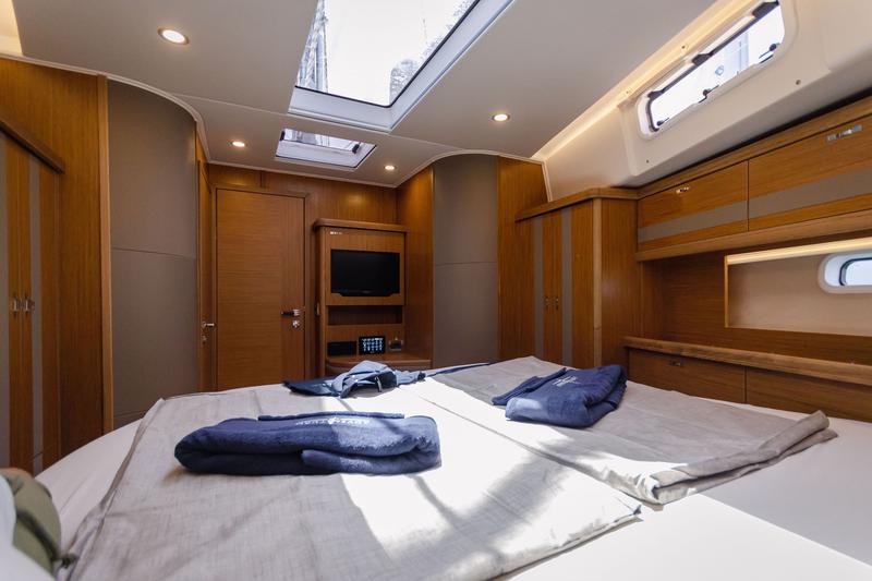 Book yachts online - sailboat - Moody 54 - Adventuro - rent