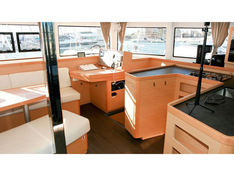 Book yachts online - catamaran - Lagoon 42 - Moonlight - rent