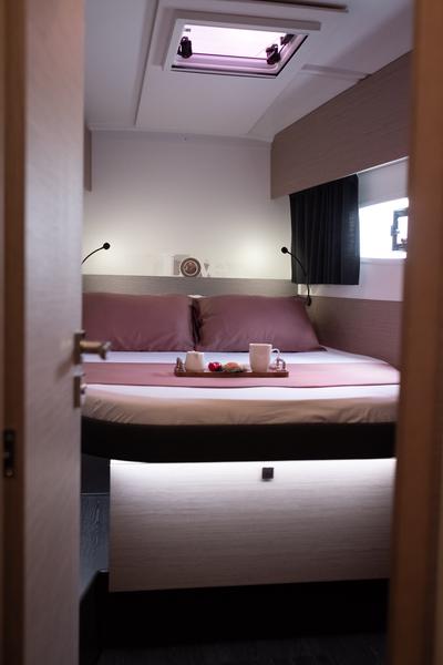 Book yachts online - catamaran - Fountaine Pajot Astréa 42 - Sissy- A/C &amp; Watermaker &amp; Generator &amp; Electrical Platform - 4+2 Cabins/4 Heads - rent