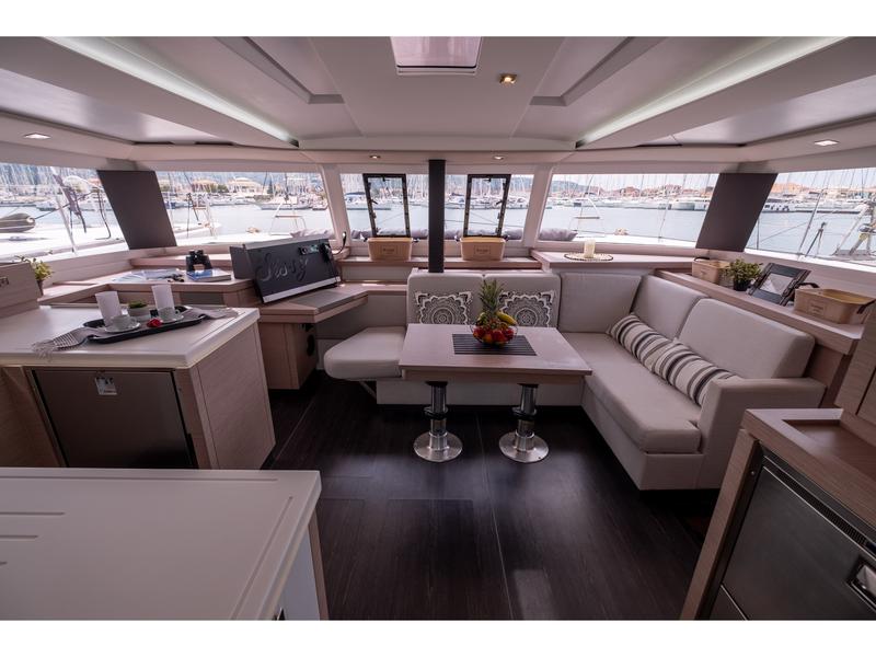 Book yachts online - catamaran - Fountaine Pajot Astréa 42 - Sissy- A/C &amp; Watermaker &amp; Generator &amp; Electrical Platform - 4+2 Cabins/4 Heads - rent