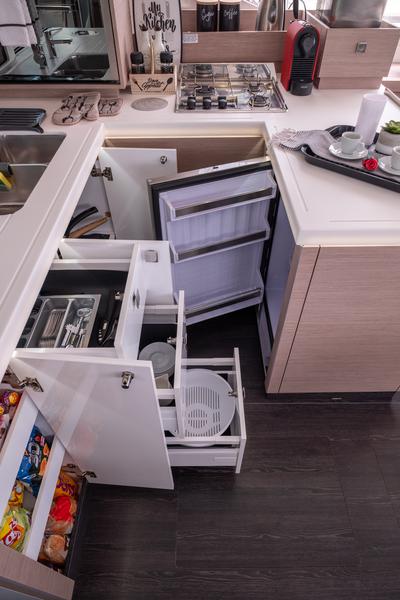 Book yachts online - catamaran - Fountaine Pajot Astréa 42 - Sissy- A/C &amp; Watermaker &amp; Generator &amp; Electrical Platform - 4+2 Cabins/4 Heads - rent