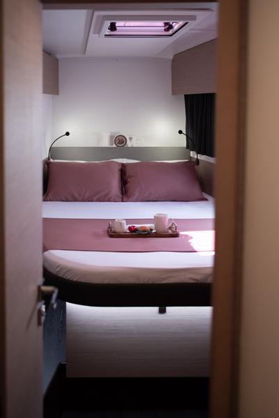 Book yachts online - catamaran - Fountaine Pajot Astréa 42 - Sissy- A/C &amp; Watermaker &amp; Generator &amp; Electrical Platform - 4+2 Cabins/4 Heads - rent