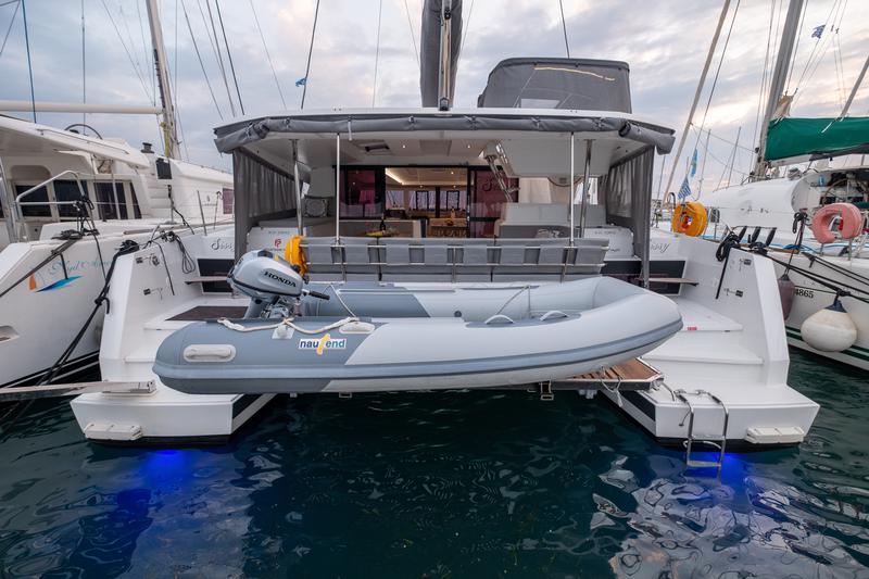 Book yachts online - catamaran - Fountaine Pajot Astréa 42 - Sissy- A/C &amp; Watermaker &amp; Generator &amp; Electrical Platform - 4+2 Cabins/4 Heads - rent