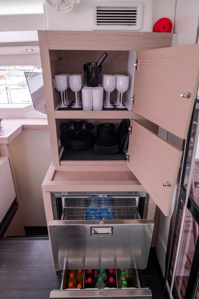 Book yachts online - catamaran - Fountaine Pajot Astréa 42 - Sissy- A/C &amp; Watermaker &amp; Generator &amp; Electrical Platform - 4+2 Cabins/4 Heads - rent