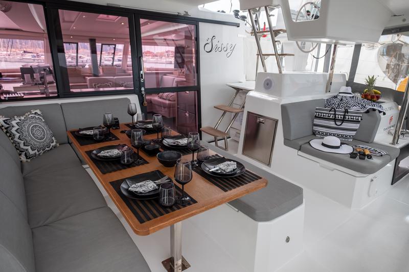 Book yachts online - catamaran - Fountaine Pajot Astréa 42 - Sissy- A/C &amp; Watermaker &amp; Generator &amp; Electrical Platform - 4+2 Cabins/4 Heads - rent