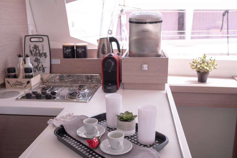 Book yachts online - catamaran - Fountaine Pajot Astréa 42 - Sissy- A/C &amp; Watermaker &amp; Generator &amp; Electrical Platform - 4+2 Cabins/4 Heads - rent