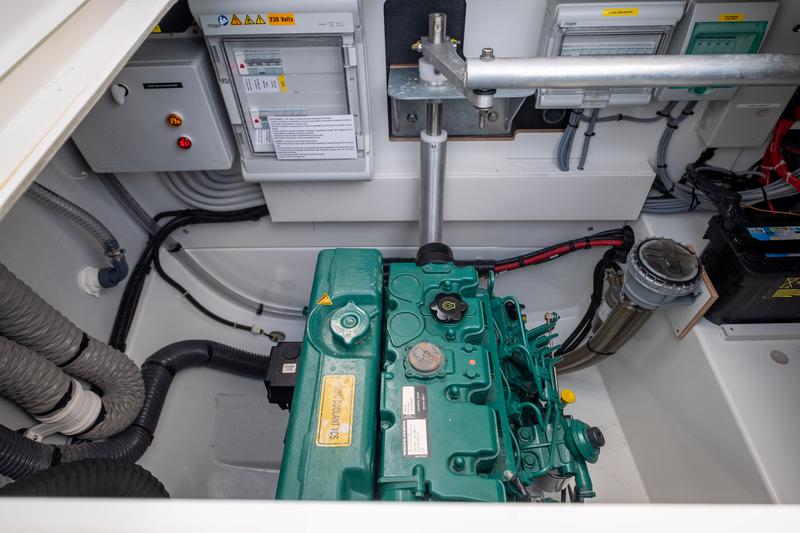 Book yachts online - catamaran - Fountaine Pajot Astréa 42 - Sissy- A/C &amp; Watermaker &amp; Generator &amp; Electrical Platform - 4+2 Cabins/4 Heads - rent