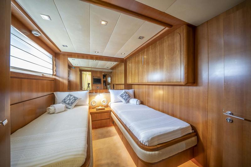 Book yachts online - motorboat - Falcon 115 - Sanref - rent