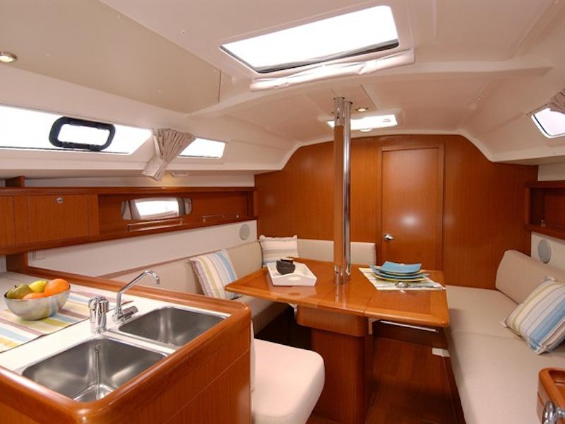Book yachts online - sailboat - Oceanis 34 - Dizzy Lizzy - rent