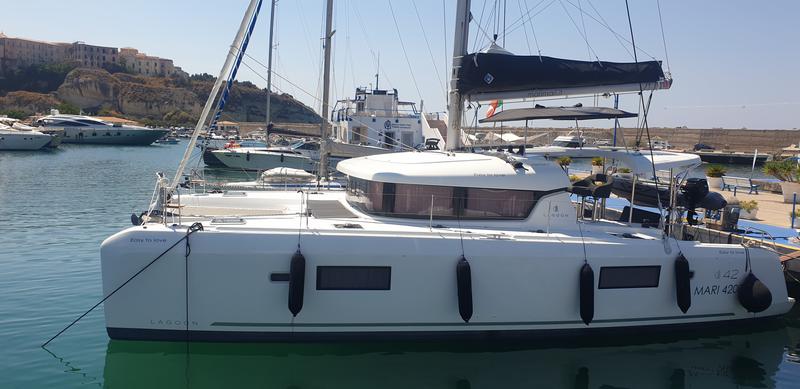 Book yachts online - catamaran - Lagoon 42 - Easy to love - rent