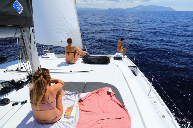 Book yachts online - catamaran - Lagoon 42 - Easy to love - rent