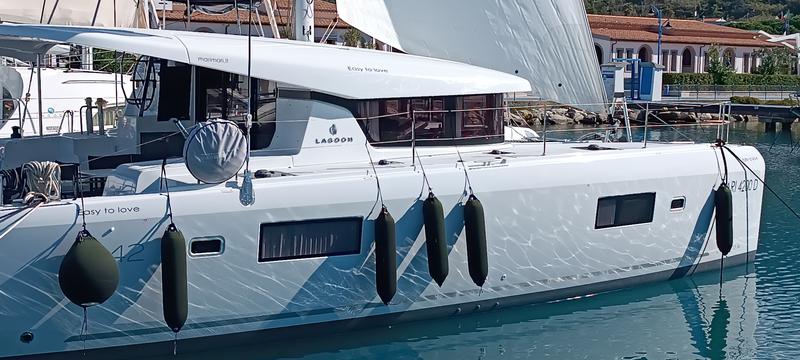Book yachts online - catamaran - Lagoon 42 - Easy to love - rent