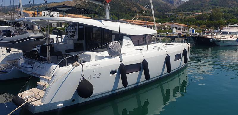 Book yachts online - catamaran - Lagoon 42 - Easy to love - rent