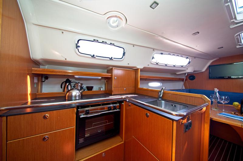 Book yachts online - sailboat - Bavaria 35 C - MH 25 - rent