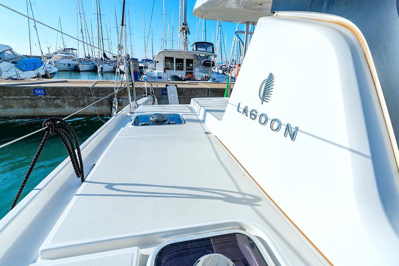 Book yachts online - catamaran - Lagoon 42 - Beatrix - rent