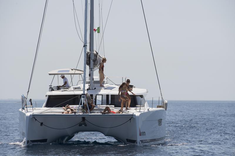 Book yachts online - catamaran - Fountaine Pajot Saona 47 - Saona (Ac in all cabins+Wm+Gen+Bbq) - rent