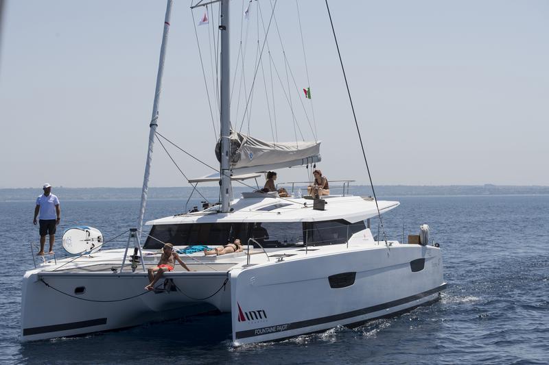 Book yachts online - catamaran - Fountaine Pajot Saona 47 - Saona (Ac in all cabins+Wm+Gen+Bbq) - rent