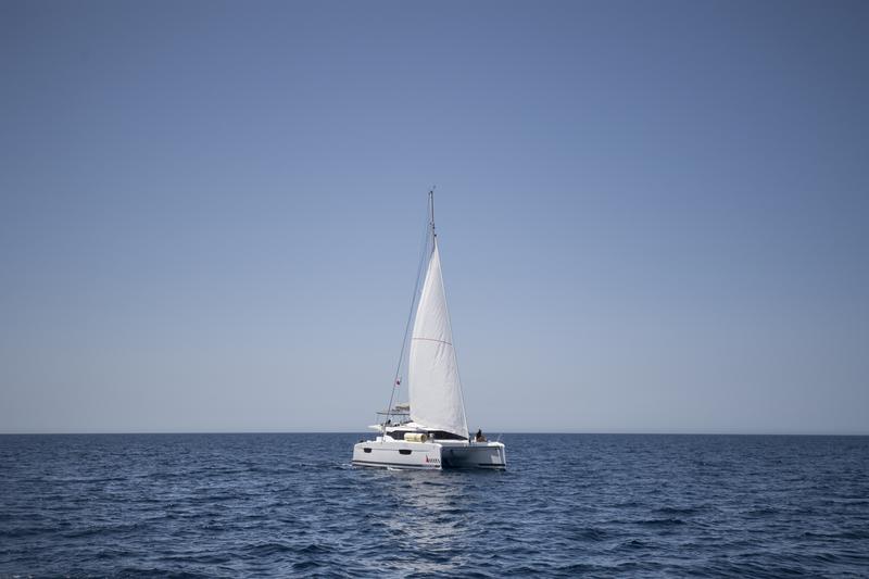 Book yachts online - catamaran - Fountaine Pajot Astréa 42 - Astrea (watermaker+generator) - rent