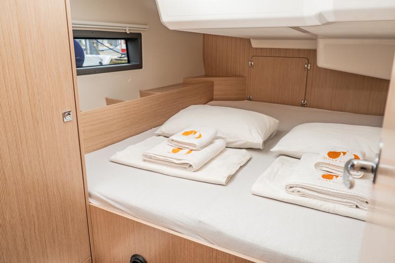 Book yachts online - sailboat - Bavaria C42 - ARUNA - rent