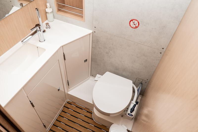 Book yachts online - sailboat - Bavaria C42 - ARUNA - rent