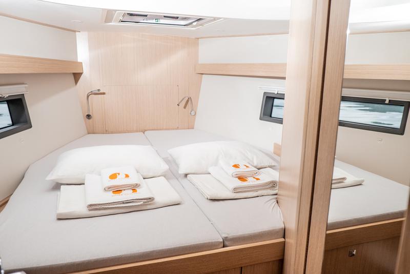 Book yachts online - sailboat - Bavaria C42 - ARUNA - rent