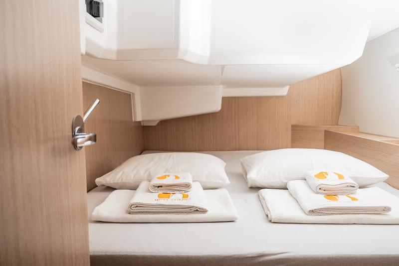 Book yachts online - sailboat - Bavaria C42 - ARUNA - rent